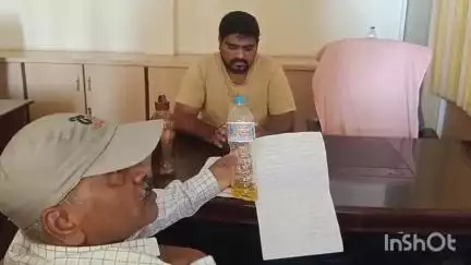 కరీంనగర్: నగరంలో ఓ ప్రైవేట్ చిట్ ఫండ్ మేనేజర్  మోసం చేశాడని బాధితులు యాసిడ్ బాటిల్ తో ఆందోళన