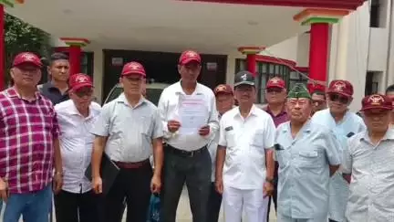 महाराजगंज: गोरखा जाति के सर्वे में लापरवाही पर फूटा आक्रोश, जिलाधिकारी को कलेक्ट्रेट परिसर में सौंपा ज्ञापन