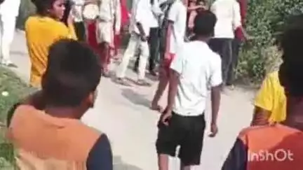 कायमगंज: गांव गुटैटी दक्षिण में दो पक्षों के बीच सड़क पर जमकर चले लाठी-डंडे का वीडियो हुआ वायरल, पुलिस का नहीं कोई खौफ