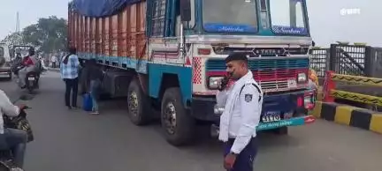 खंडवा नगर: रेलवे ओवरब्रिज पर ट्रक खराब होने से लगा लंबा जाम, यातायात पुलिस ने पहुंचकर यातायात शुरू कराया