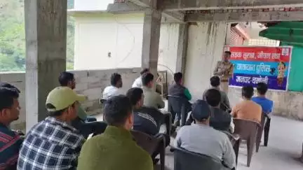 चमोली: चमोली पुलिस ने टैक्सी चालकों को यातायात नियमों, ट्रैफिक आई' ऐप और 'गुड सेमेरिटन' की जानकारी दी