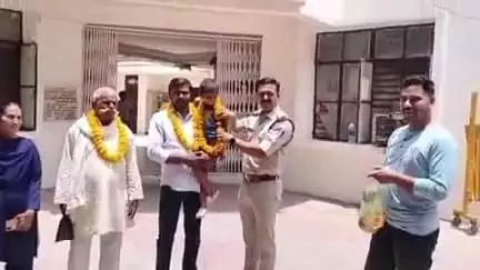 भिंड नगर: भिंड मेला ग्राउंड से गुम हुई 3 वर्षीय बच्ची को सुनील भदौरिया नामक युवक ने पुलिस को सौंपा, पुलिस ने किया सम्मान