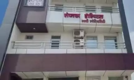 करछना: सामुदायिक स्वास्थ्य केंद्र करछना को छोड़कर खुद के अस्पताल में मिली डॉक्टर, जिलाधिकारी के निर्देश पर अस्पताल किया गया सीज