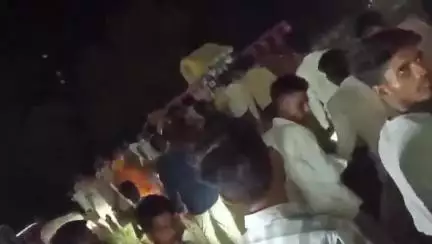 तिर्वा: तिर्वा कस्बे के प्रदर्शनी के बाहर दो पक्षों के बीच हुई मारपीट, वीडियो हुआ वायरल