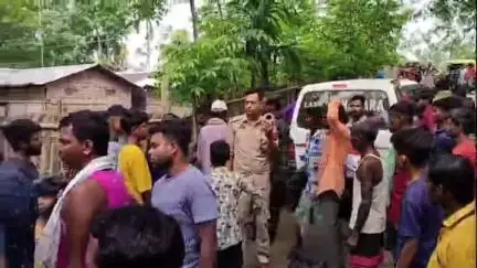 শিলচর: লালাং চাবাগান এলাকায় জলাশয় থেকে বন্যার জলে ডুবে মৃত যুবকের মৃতদেহ উদ্ধার করে পুলিশ