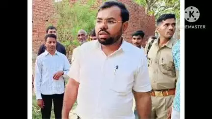 फूलपुर: चकनूरी गांव में SDM संत रंजन, प्रधान और लेखपाल की उपस्थिति में हुई बैठक