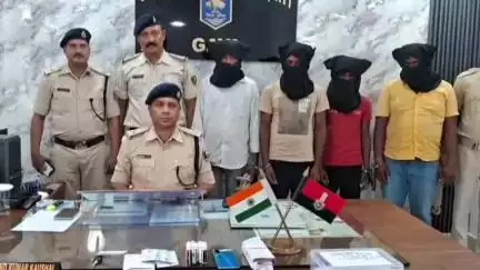 गुरुआ: गुरुआ पुलिस ने चार कुख्यात नक्सलियों को किया गिरफ्तार, मोबाइल और धमकी भरे पर्चे बरामद