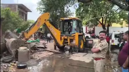 वर्धा: पवनारात जेसीबीच्या साह्याने अतिक्रमण हटविले; ग्रामपंचायत प्रशासनाची कारवाई, पोलिसांचा होता बंदोबस्त