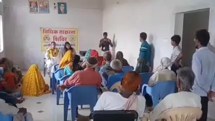 बड़वाह: न्यायाधीश सुश्री प्रीति जैन ने नावघाट खेड़ी सहित चार पंचायतों में विधिक साक्षरता शिविर आयोजित किया, कानून की जानकारी दी