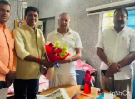 चतरा: चतरा सांसद का एक वर्ष पूरा होने पर भाजपा जिला अध्यक्ष ने आवास पर पुष्पगुच्छ देकर किया स्वागत