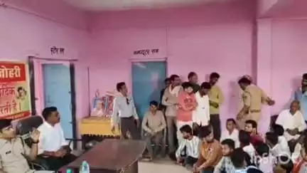 बमोरी: वन परिक्षेत्र अधिकारी फतेहगढ़ ने जोहरी गांव के ग्रामीणों के साथ वन भूमि पर अतिक्रमण न करने के लिए बैठक की