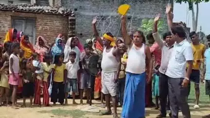 फुल्लीडूमर: खड़ौआ गांव के महादलित टोला के दर्जनों ग्रामीणों ने बिजली की समस्या को लेकर किया प्रदर्शन#jansamsya