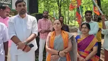 കാസര്‍ഗോഡ്: ജനങ്ങളുടെ ജീവനും സ്വത്തിനും സംരക്ഷണം നൽകണം, ബി.ജെ.പി പരപ്പയിലെ വനം വകുപ്പ് ഡിപ്പോയിലേക്ക് പ്രകടനവും ധർണയും നടത്തി