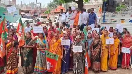 बगोदर: खेतको में भाजपा ने अबुआ आवास तोड़े जाने के खिलाफ ग्रामीण एकता के बैनर तले निकाला मार्च