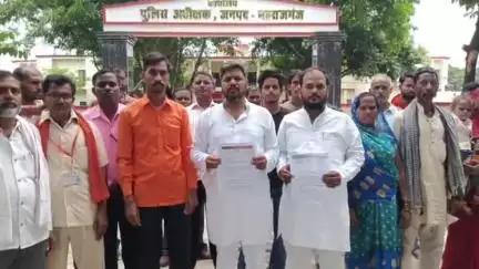 महाराजगंज: पुलिस कार्यालय पर कोठीभार थाना प्रभारी पर उत्पीड़न के आरोप, भाजपा नेताओं ने एसपी को सौंपा ज्ञापन