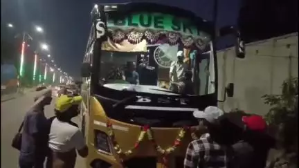 शाहबाद: कोतवाली के सामने यातायात निरीक्षक ने डबल डेकर बस को पकड़कर किया सीज