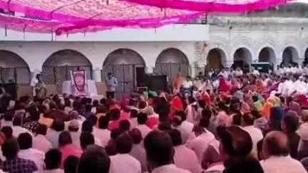 हाथरस: दीनानाथ गेस्ट हाउस में समाजसेवी विशाल शर्मा की उठावनी के दौरान जनप्रतिनिधि व सैकड़ों लोगों की भीड़ रही मौजूद