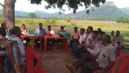 বাঘমুণ্ডী: রেরেংটাঁড় গ্ৰামে দুর্গা মন্দিরের নির্মাণ কাজে উপস্থিত জেলা পরিষদের সদস্য