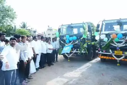 ಹಿರಿಯೂರು: ನಗರದಲ್ಲಿ ಬೆಸ್ಕಾಂ ವಿಭಾಗೀಯ ಕಚೇರಿ ಹಾಗೂ ಉಪವಿಭಾಗೀಯ ಕಛೇರಿಗೆ ನೂತನ  ಲಾರಿಗಳನ್ನು ಹಸ್ತಾಂತರಿಸಿದ ಸಚಿವ ಡಿ.ಸುಧಾಕರ್