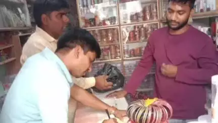नासरीगंज: नगर को प्लास्टिक मुक्त बनाने के लिए मुख्य बाजार की दुकानों में चलाया गया छापेमारी अभियान