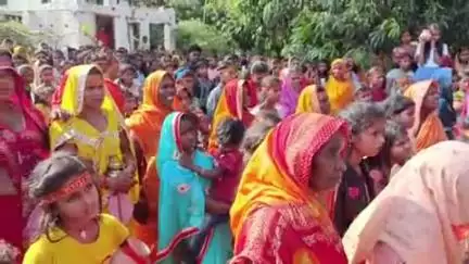 पकड़ी दयाल: परसा स्थित नवनिर्मित बौद्धी देवी मंदिर में देवी के गृह प्रवेश हेतु महायज्ञ के लिए 501 कन्याओं ने निकाली कलश शोभायात्रा