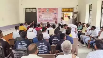 फतेहाबाद: शमशाबाद के खंड विकास कार्यालय में राज्य गोसेवा आयोग के सदस्य रमाकांत उपाध्याय ने अधिकारियों की बैठक ली