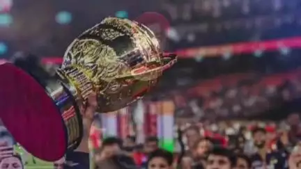"जिसने 18 साल इंतज़ार किया…
उसके दर्द को सिर्फ़ मैं समझ सकता हूँ — क्योंकि मैं सिर्फ़ विराट का हमशक्ल नहीं!
#ipl