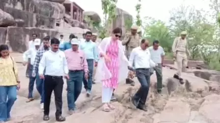 महोबा: पर्यटन विकास को लेकर सक्रिय हुईं डीएम, खखरामठ सहित अन्य ऐतिहासिक स्थलों का किया निरीक्षण