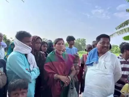 पुपरी: राजद महिला प्रकोष्ठ जिलाध्यक्ष इंद्राणी राय नानपुर में नाबालिग लड़की की हत्या पर परिजनों से मिलीं