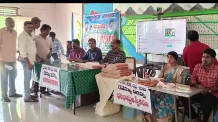 జమ్మికుంట: మండలంలోని తనుగుల గ్రామంలో భూభారతి రెవెన్యూ సదస్సులో రైతుల నుండి వంద దరఖాస్తు స్వీకరించాం తాసిల్దార్ నల్ల వెంకటరెడ్డి