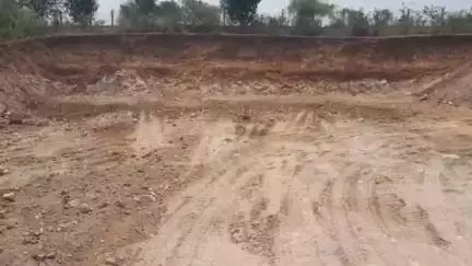 आबू रोड: आबूरोड के सांतपुर चंद्रावती में गोचर भूमि पर माफिया ने अवैध मिट्टी खनन किया, जेसीबी से खोदकर डंपरों से किया परिवहन