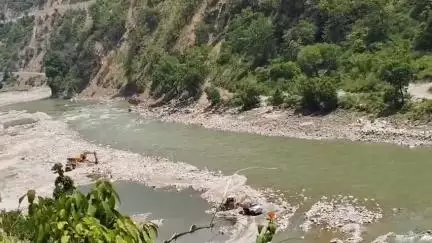बोतोड़ी में नियमों को ताक में रखकर मशीनों से किया जा रहा है सरयू नदी का सीना छलनी पर्यावरण प्रेमियों ने जताई नाराजगी।