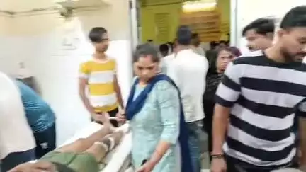 सीतापुर: लहरपुर में तेज रफ़्तार ऑटो ने एक मोटरसाइकिल को मारी जोरदार टक्कर, एक व्यक्ति हुआ घायल