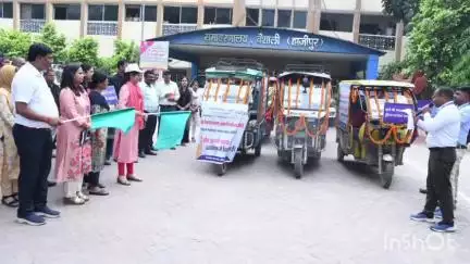 हाजीपुर: वैशाली DM ने हाजीपुर समाहरणालय परिसर से मतदाता जागरूकता रथ को हरी झंडी दिखा कर किया रवाना