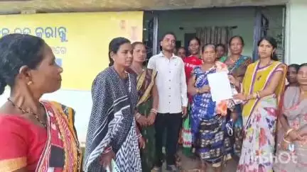 କୋଟପାଡ: ବିଷୋୟୀ ପୁଟ ଶ୍ମଶାନକୁ ମୃତଦେହ ନେବାକୁ ରାସ୍ତା ଓ ପାନୀୟ ଜଳ ସୁବିଧା ପାଇଁ ବିଜାପୁର ପଞ୍ଚାୟତରେ ସରପଞ୍ଚଙ୍କୁ ଦାବିପତ୍ର ପ୍ରଦାନ #jansamasya