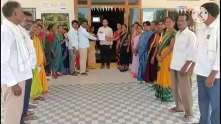 బాన్సువాడ: బైరాపూర్‌లో తమకు ఇందిరమ్మ ఇళ్లు మంజూరు చేయాలని సబ్ కలెక్టర్ కార్యాలయంలో గ్రామస్థుల వినతి