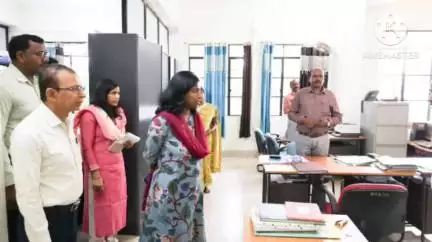 कर्रा: उपायुक्त ने समाहरणालय परिसर में विभिन्न विभागों के कार्यालयों का किया औचक निरीक्षण, दिए निर्देश