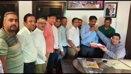 घनारी: जिला स्कूल प्रवक्ता संघ ऊना के पदाधिकारियों ने भंजाल में विधायक राकेश कालिया से की मुलाकात
