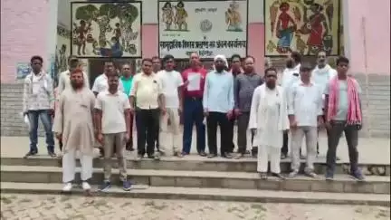 प्रखंड के कृषक मित्रों ने विभिन्न मांगों को लेकर अनिश्चितकालीन हड़ताल की शुरू, प्रखंड विकास पदाधिकारी को सौंपा ज्ञापन