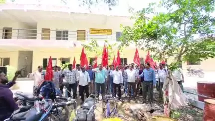 காஞ்சிபுரம்: பழைய ரயில்வே நிலையம் பகுதியில் SRMU சார்பில் 72 மணி நேரம் வேலை செய்யும் அவல நிலையை கண்டித்து கண்டன ஆர்ப்பாட்டம்