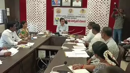 ప్రధానమంత్రి సూర్య ఘర్‌ యోజన పథకాన్ని క్షేత్రస్థాయిలో తీసుకువెళ్లాలి: జిల్లా కలెక్టర్ సుమిత్ కుమార్
