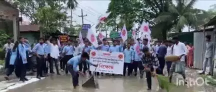 ৰঙিয়া ভাগ: ৰঙিয়াত কলেজীয়া শিক্ষাৰ্থীৰ অভিনৱ প্ৰতিবাদ, পথৰ দুৰৱস্থা, মহাবিদ্যালয়ৰ কাষতেই থকা সুৰাৰ বিপণী বন্ধ কৰাৰ দাবীত প্ৰতিবাদ