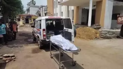 गोड्डा: भतडीहा पेट्रोल पंप के पास दीवार गिरने से वृद्ध की मौत मामले में सदर अस्पताल में हुआ पोस्टमार्टम, परिजनों को सौंपा गया शव