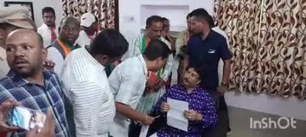 ଫୁଲବାଣୀ ସହର: ମା' ବଡରାଉଳ ଠାକୁରାଣୀ ଯାତ୍ରା ପାଇଁ କମିଟି ପକ୍ଷରୁ ପୂର୍ତ୍ତ ବଙ୍ଗଳା ଠାରେ ମନ୍ତ୍ରୀଙ୍କୁ ନିମନ୍ତ୍ରଣ ପତ୍ର ପ୍ରଦାନ
