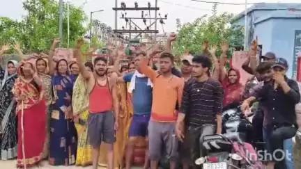 हसनपुर: गोसामंठ गांव में बिजली समस्या को लेकर ग्रामीणों का पावर हाउस घेराव, अधिकारियों ने दिया आश्वासन
#jansamaya