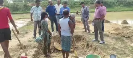 ନୂଆପଡା: କୋମନା ବ୍ଲକରେ ମନରେଗା ଯୋଜନାର ସମୀକ୍ଷା ଓ ତଦାରଖ କଲେ ଜିଲ୍ଲାପାଳ