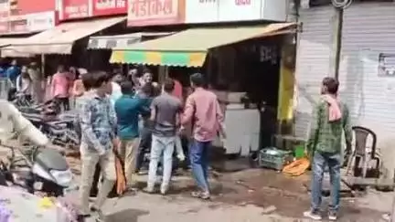 टीकमगढ़: अस्पताल चौराहे पर दो पक्षों में विवाद, जमकर हुई मारपीट, वीडियो वायरल