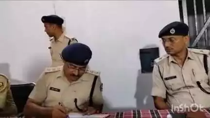 काराकाट: काराकाट थाना क्षेत्र के जमुआ टोला पर रिटायर्ड बीएमपी के हौलदार अंबिका पांडेय के हत्याकांड के आरोपी को पुलिस ने गिरफ्तार किया
