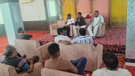 गोवर्धन: फूड विभाग ने कारोबारियों को दिए प्रमाणपत्र, एक्सपायरी डेट के पदार्थ न बेचने की दी सलाह