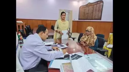 गया टाउन सीडी ब्लॉक: जिलाधिकारी शशांक शुभंकर ने जनता दरबार में सुनी 20 पीड़ितों की शिकायत, अधिकारियों को दिए जांच के निर्देश